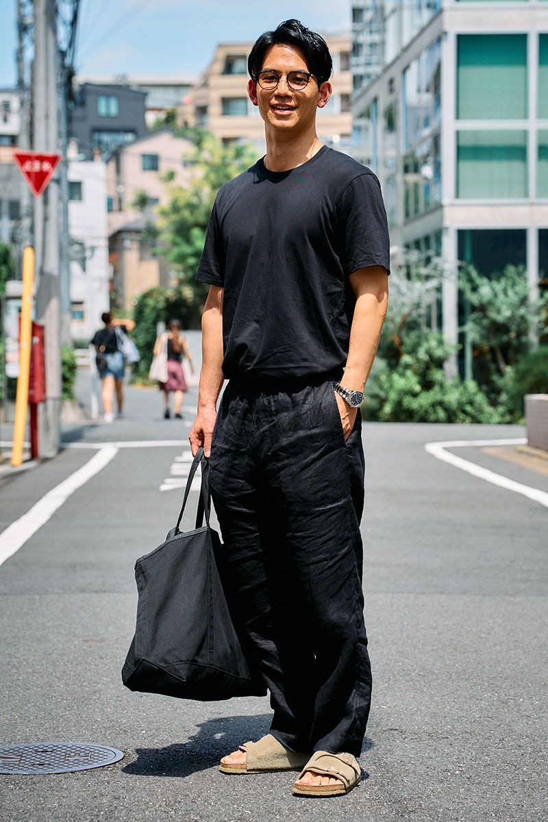 Tシャツ＝ユニクロ　パンツ＝エイチアンドエム　シューズ＝ビルケンシュトック　眼鏡＝オリバーピープルズ　バッグ＝エルエルビーン　腕時計＝ロレックス