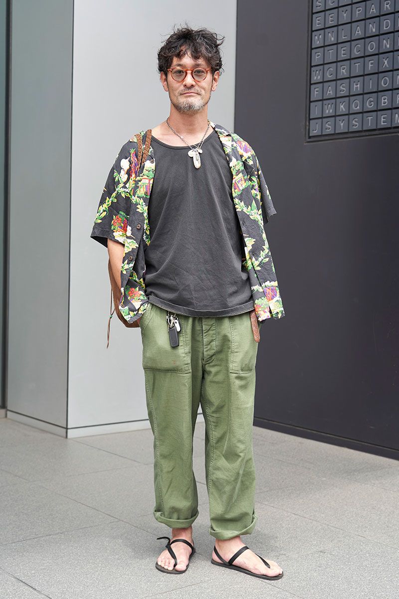 シャツ=パタゴニア カットソー=シェルテック パンツ、眼鏡=ともにヴィンテージ シューズ=アースランナーズ バッグ、ネックレス、バングル、リング=すべてゴローズ 腕時計=ロレックス