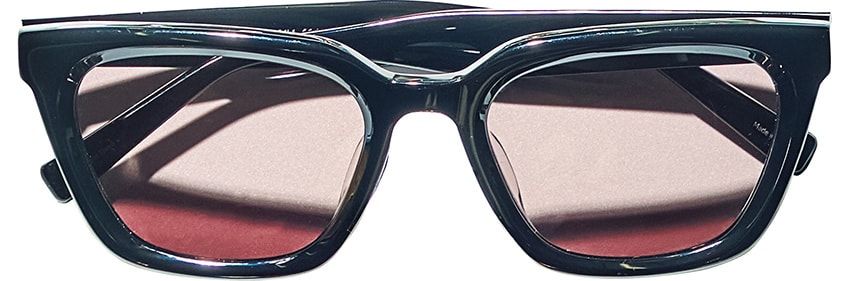 ［Editor's Choice］黒セルのスクエアタイプで、リムを内側にえぐり取ったようなテレビジョンカットを採用する。6000円／オンデーズ 　0120-900-298