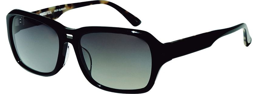 ［Editor's Choice］大ぶりなブラックのスクエアフレームに、偏光レンズを組み合わせた 「WOP-SUN03PL」。2万3100円／ウェーブスオプティカル（眼鏡市場　0120-818-828）