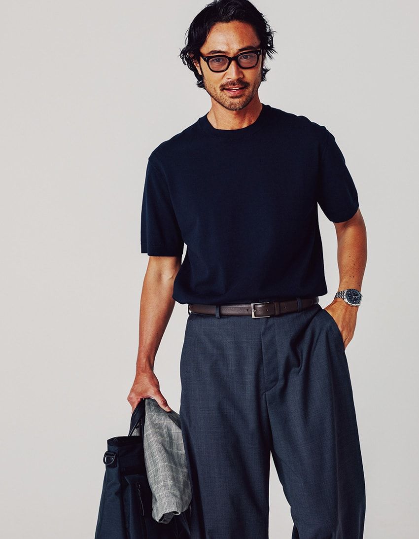 仕事時のTシャツは“スーツ色”が正解！ニットTなら、よりきちんと感が纏えてスマート見えする - 2枚目の画像