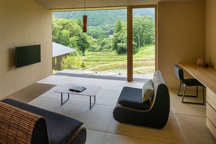 「棚田離れ」のリビングルーム。外にはまったりできる縁側が。