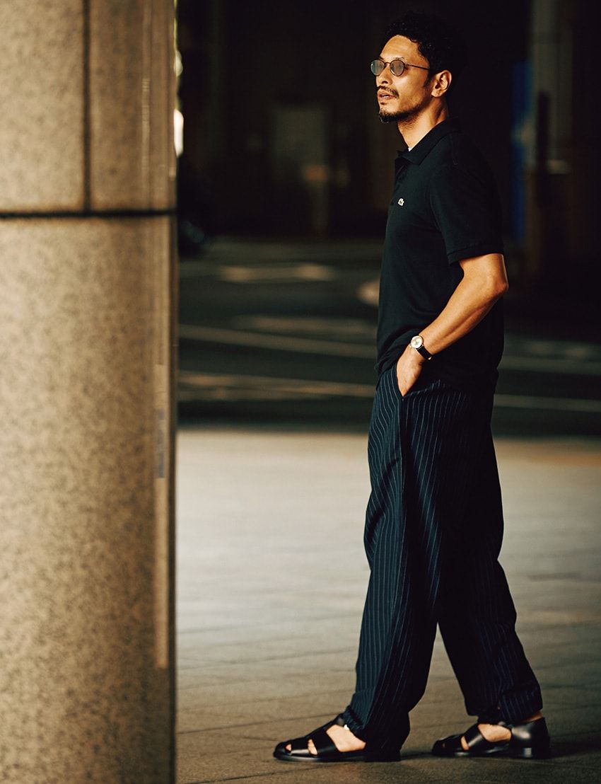 ポロシャツ1万7600円／ラコステ　0120-37-0202、パンツ3万9600円／タンジェント　050-7110-1773、サンダル13万9700円／ジェイエムウエストン（ジェイエムウエストン 青山店　03-6805-1691）、サングラス7万4800円／アイヴァン 7285（アイヴァン 7285 トウキョウ　03-3409-7285）、ヴィンテージの腕時計30万5800円／江口洋品店・江口時計店 松濤　03-5422-3070