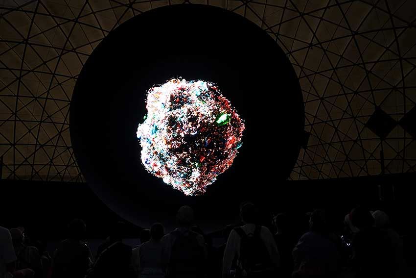 シアター式の空間で圧倒的な映像を視聴することにより、来場者の意識変容を促すブルー・オーシャンドームの“ドームB”。東京、仙台、サンフランシスコを拠点に活動するビジュアルスタジオ・WOWが映像を制作した。