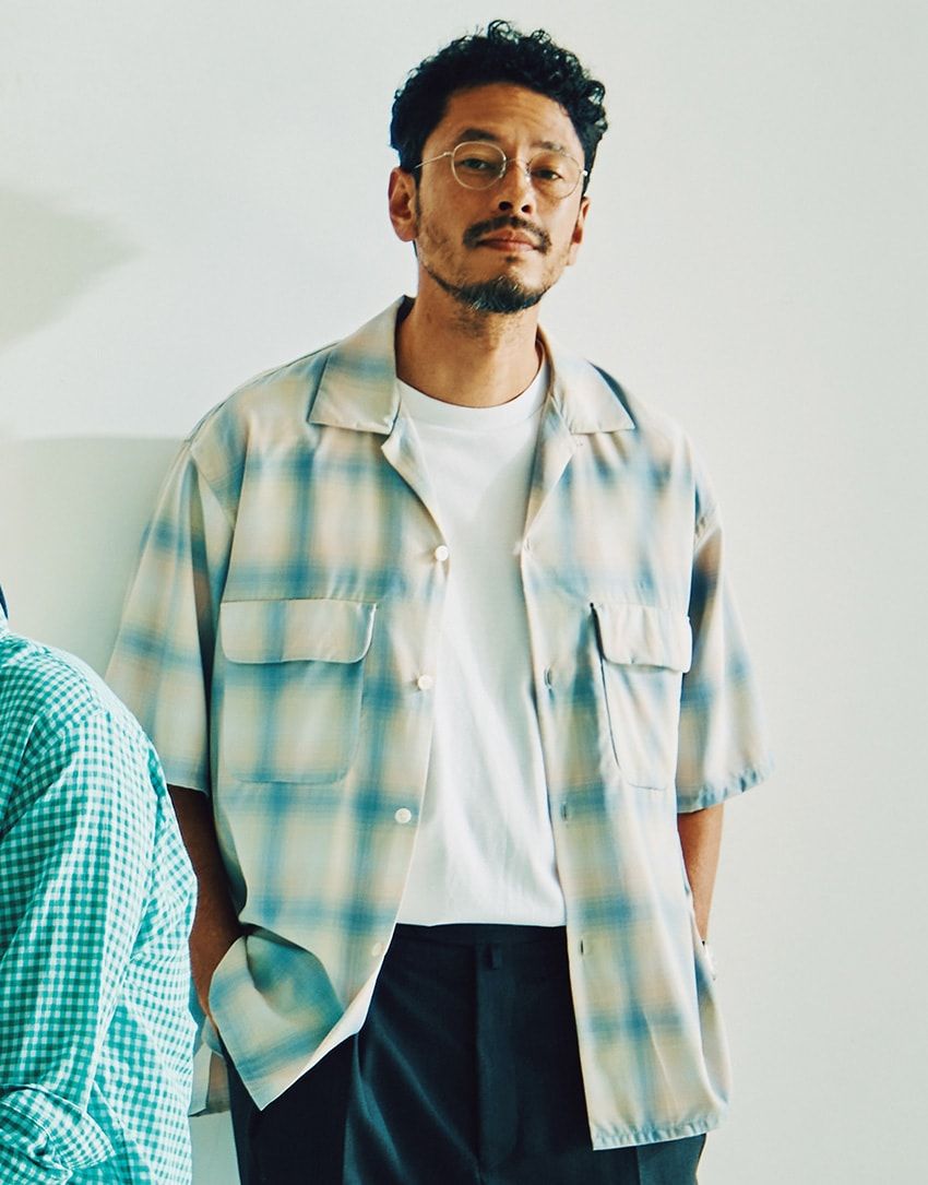 シャツ4万1800円／キャプテン サンシャイン　03-6712-6830、Tシャツ2万4200円／タトラス（タトラス 銀座店　03-6228-7770）、メガネ9万3500円／10 アイヴァン（アイヴァン PR　03-6450-5300）