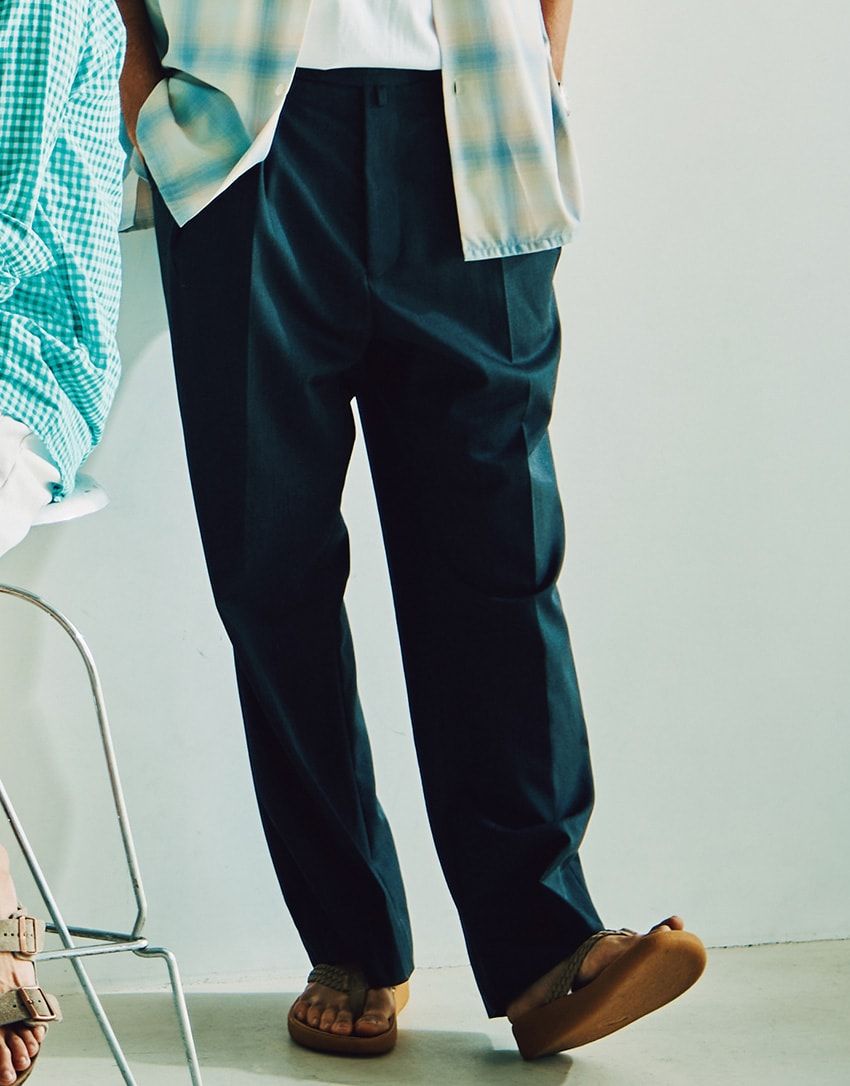 パンツ3万9600円／ニート（にしのや　03-6434-0983）、サンダル1万2100円／マリブサンダルズ（シードコーポレーション　054-282-2112）