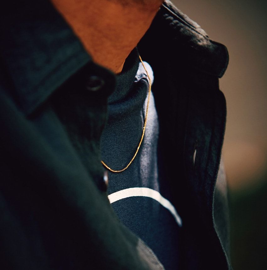 シャツの“Vゾーン”も手抜きは厳禁！ゴールドネックレスとタンクトップで簡単攻略 - 5枚目の画像