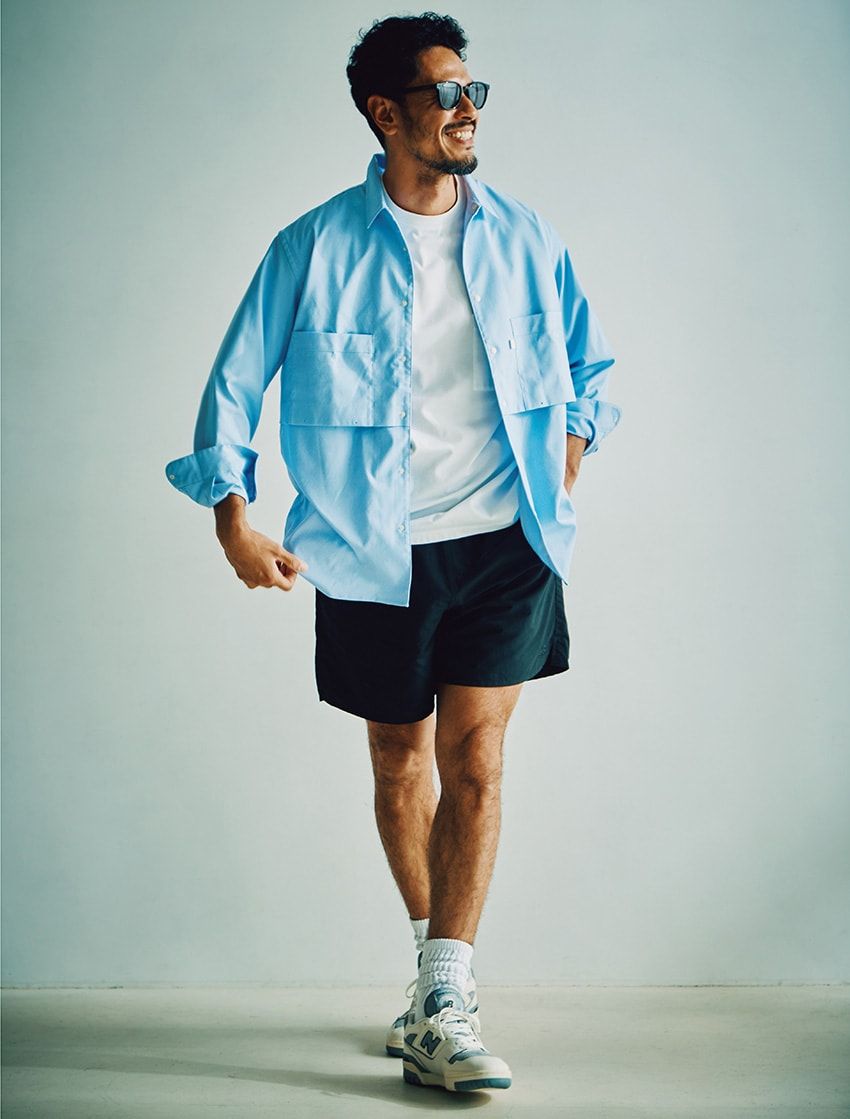 シャツ2万900円／コロンビアブラックレーベル（コロンビアスポーツウェアジャパン　0120-193-803）、Tシャツ1万3200円／タンジェネット　mitsuruyoshiya@gmail.com、ショーツ8800円、スニーカー1万9800円／ともにニューバランス（ニューバランスジャパン　0120-85-7120）、サングラス2万2000円／アイヴォル（アイヴォル トウキョウ ストア　03-6427-3677）