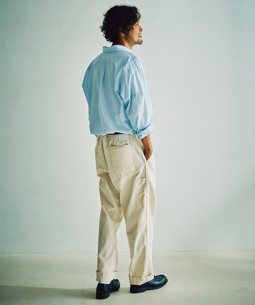 シャツ4万1800円／ヘリル（にしのや　03-6434-0983）、Tシャツ2万6400円／タトラス（タトラス 銀座店　03-6228-7770）、デニム5万1700円／デンハム（デンハム・ジャパン　03-3496-1086）、靴17万6000円／ジェイエムウエストン（ジェイエムウエストン 青山店　03-6805-1691）、ベルト2万4200円／ラペルク　050-7110-1773、腕時計73万2600円／チューダー（日本ロレックス/チューダー　0120-929-570）