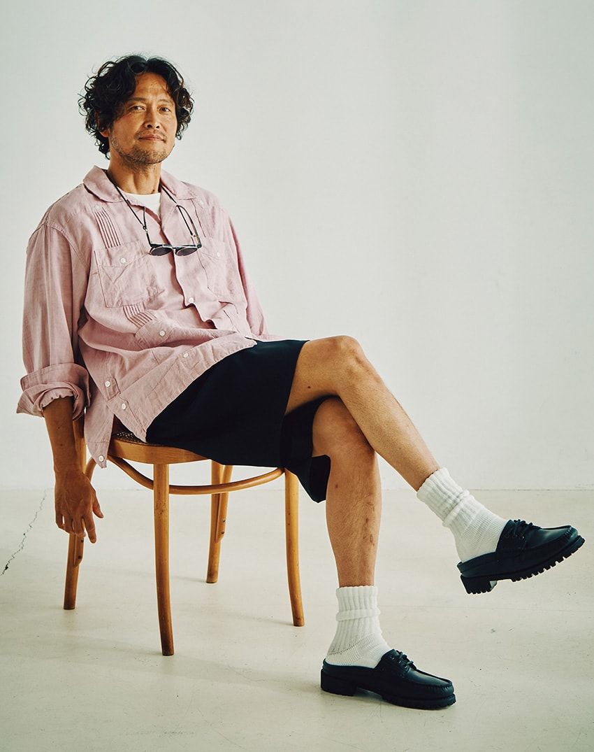 シャツ5万9400円／エンジニアド ガーメンツ　03-6419-1798、ショーツ3万3880円／ノンネイティブ（ザ ノンネイティブ ショップ　03-5990-4720）、靴2万6400円／ティンバーランド（ティンバーランド/VFジャパン　0120-558-647）、サングラス1万9800円／W.M.B.C.（ホワイトマウンテニアリング　03-6416-5381）