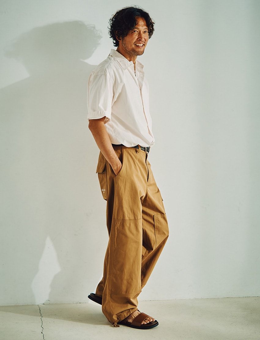 シャツ4万700円／モモタロウジーンズ（ジャパンブルー　086-486-0002）、パンツ8万8000円／タトラス（タトラス 銀座店　03-6228-7770）、サンダル12万1000円／ジェイエムウエストン（ジェイエムウエストン 青山店　03-6805-1691）