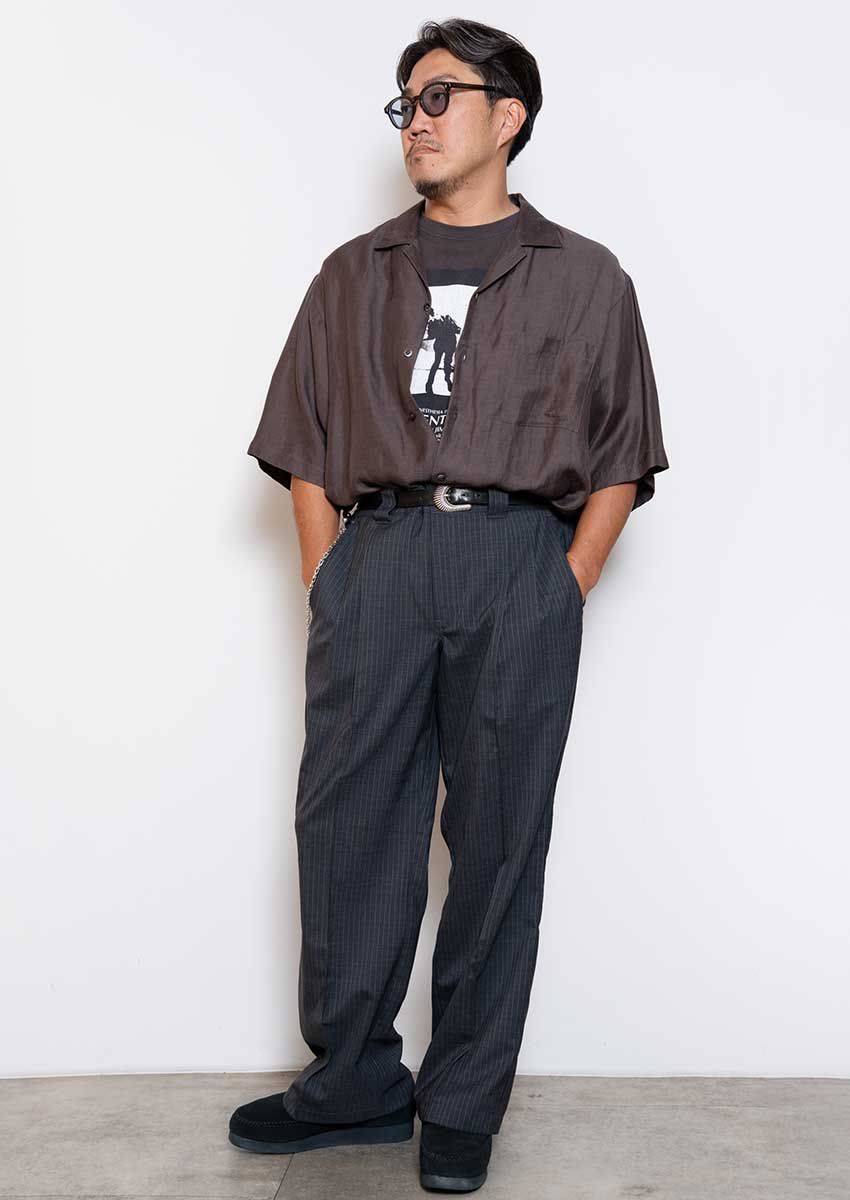 シャツ／シュタイン、Tシャツ／アダム エ ロペ、パンツ／ディッキーズ × サタデーズ ニューヨークシティ、靴／クラークス（すべて菊池さんの私物）　私物のベルト回もぜひチェックを！