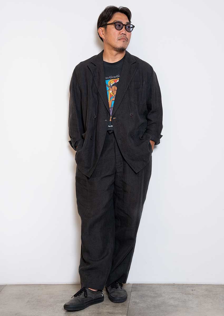 セットアップ／キャプテン サンシャイン、Tシャツ／古着、スニーカー／ヴァイナル アーカイブ × ヴァンズ（すべて菊池さんの私物）