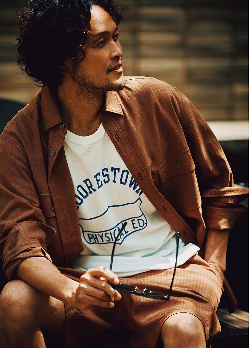 シャツ4万5100円、ショーツ3万7400円／ともにセブンバイセブン　03-5785-6447、Tシャツ1万1000円／チャンピオン（ヘインズブランズ ジャパン　0120-456-042）、手に持ったサングラス7万9200円／アイヴァン 7285（アイヴァン 7285 トウキョウ　03-3409-7285）