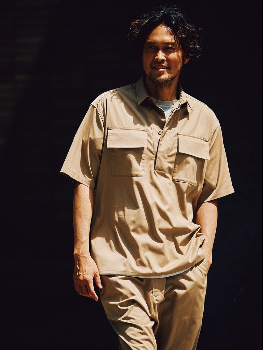 シャツ2万4200円、パンツ2万9700円／ともにリポーズウェア（ホワイトマウンテニアリング　03-6416-5381）、Tシャツ1万8700円／キャプテン サンシャイン　03-6712-6830