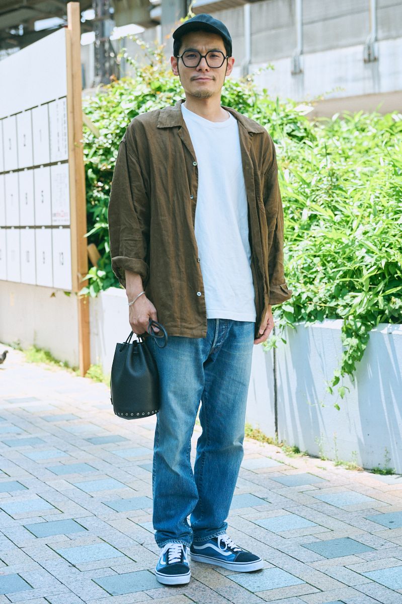 シャツ=カウラム Tシャツ=ヘインズ デニム=アプレッセ シューズ=ヴァンズ 帽子=キジマタカユキ 眼鏡=マイキータ バッグ=アエタ 腕時計=ガーミン ブレスレット=ティファニー リング=トムウッド
