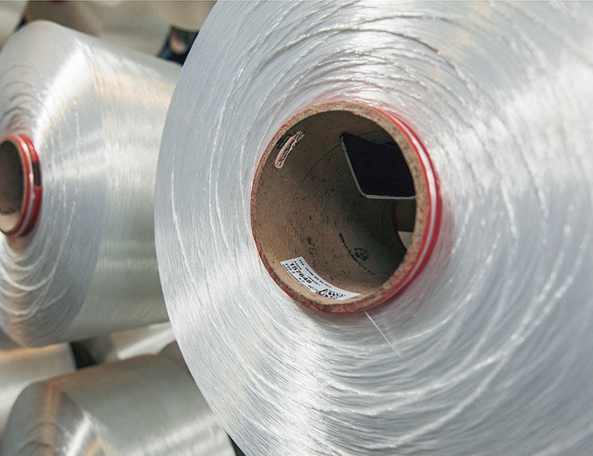 海洋ゴミから新たな洋服を作る要が「OCEAN YARN」の存在。その生産は、プロジェクトが大きくなった今でこそ協業先への委託もあるが、当初は自社ですべてを賄っていた。