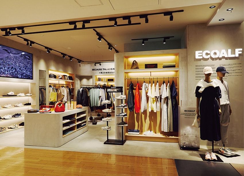 壁・什器・床には、漆喰をはじめ廃材などによる木材、スチール、山や海に漂着した石など再生可能な資源を素材に用いた新宿髙島屋店。そのほかブランドの世界観を体感できる常設店は、札幌、京都、大阪など国内に6店舗を展開している。