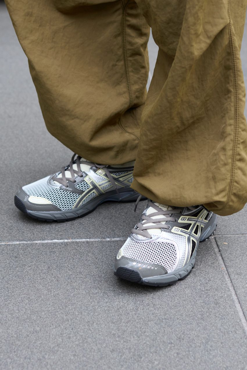 “脱・ブラックコーデ”で真似たいカジュアルスタイル3選！落ち着いた色使いのコツ - 5枚目の画像