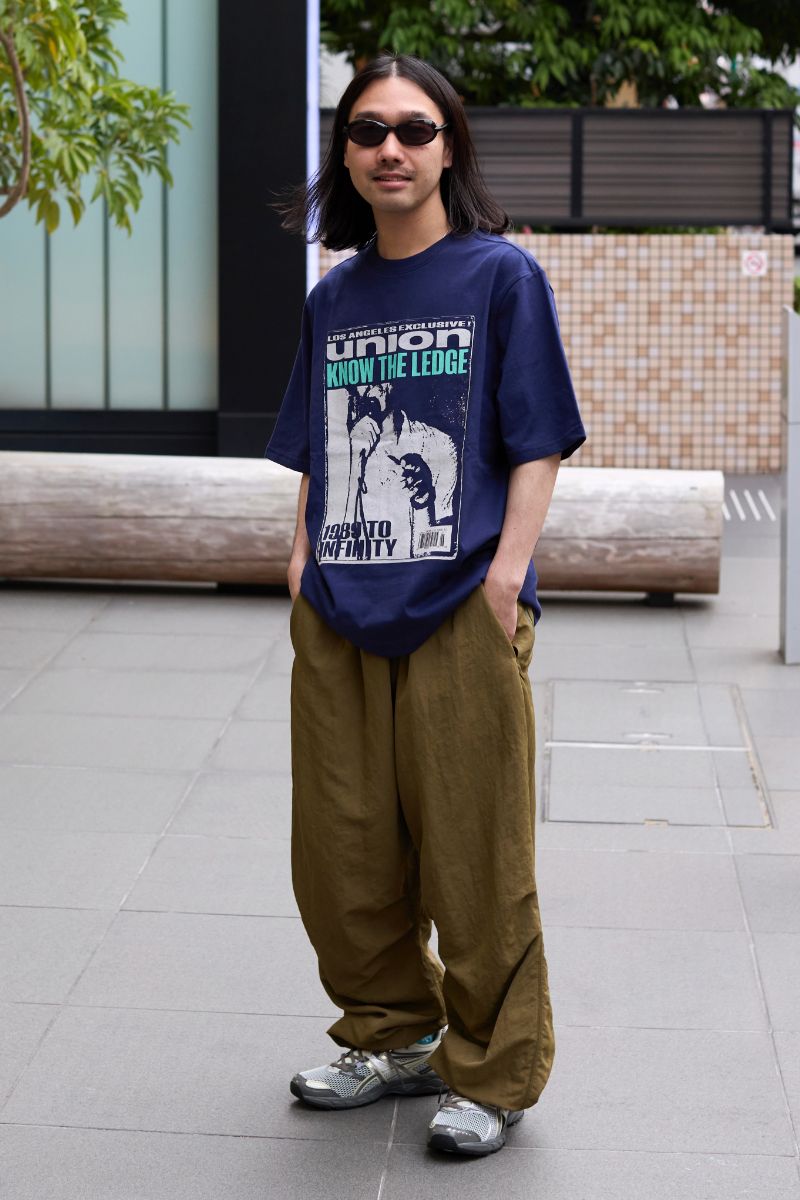 Tシャツ＝ユニオン　パンツ＝レイドビー　シューズ＝アシックス　眼鏡＝サブサン