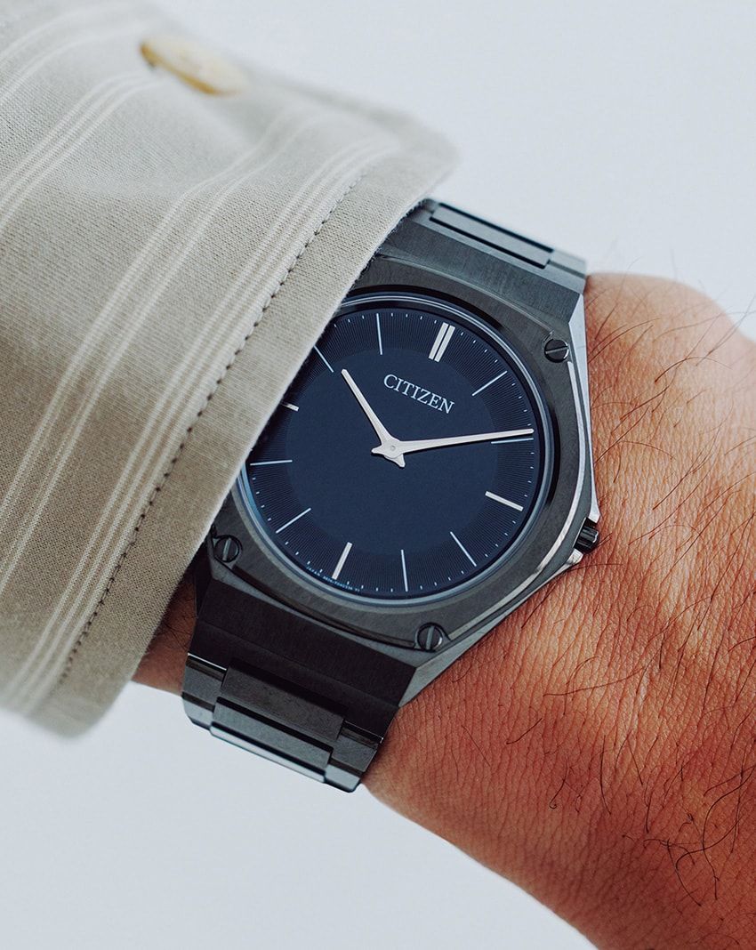 SS（デュラテクトDLC）ケース、38mm径、エコ・ドライブ。49万5000円／シチズン