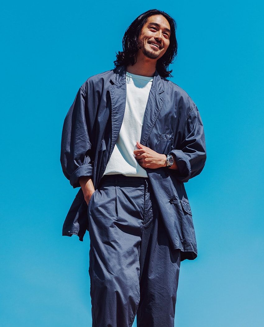 腕時計103万4000円／オメガ　0570-000087、ジャケット6万500円、Tシャツ1万6500円、パンツ4万1800円／すべてグラフペーパー（グラフペーパー 東京　03-6381-6171）