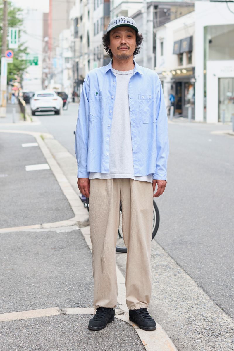 シャツ、パンツ、帽子＝すべてウィムジー　Tシャツ＝ベドラム　シューズ＝アディダス