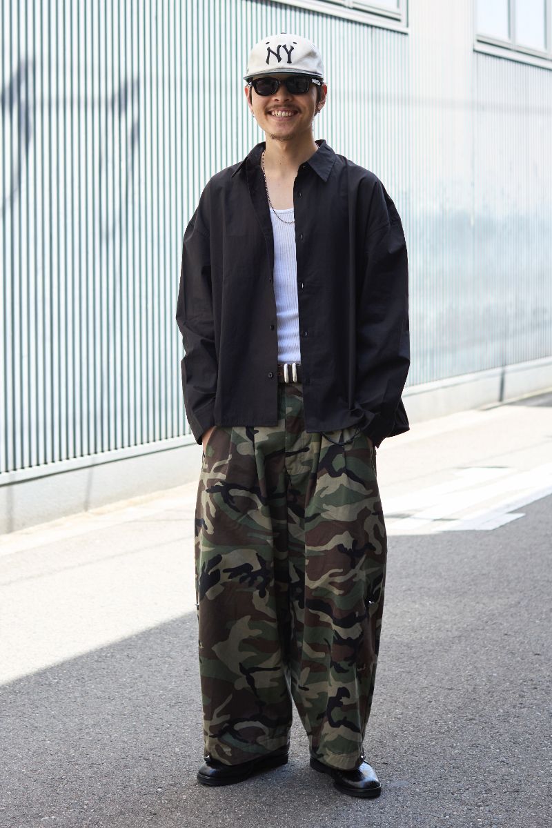 シャツ=シーオール パンツ=不明 シューズ=ブローム 帽子=オールドマンアラン 眼鏡=ブラン 腕時計=ヴァーグウォッチカンパニー リング=ヴィンテージ リング2=オルネー リング3=ガーデンオブエデン