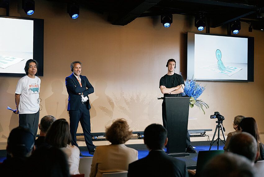 ［左から］5月19日には、仏パビリオンにてメディア向けのイベントが開かれた。東京藝術大学学長・タラ オセアン ジャパン理事／日比野克彦さん、タラ オセアン財団エグゼクティブディレクター／ロマン・トゥルブレさん、アーティスト／ジャン・ジュリアンさん