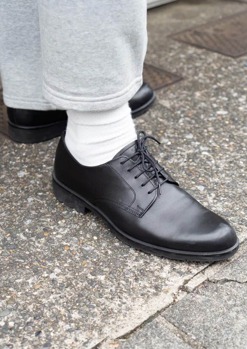 「シャツ＋レザーシューズ＝品の良いカジュアル」。街で見つけた実践者3人をスナップで！ - 1枚目の画像