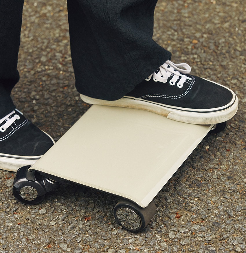 脅威の“A4”サイズ！世界最小級の電動ボード「ウォーカー 2」に池内博之