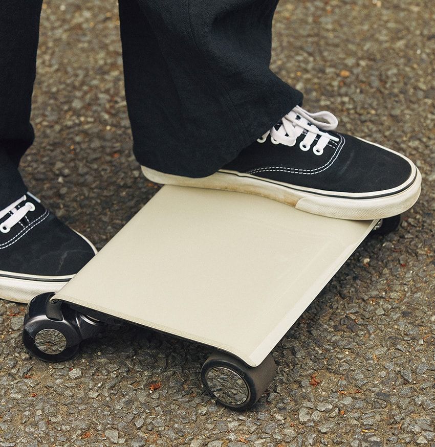 「持ち歩けるクルマ」を掲げる世界最小級の電動モビリティ。最高速度は4～10km/h。航続距離は約7km、30分で80%充電が完了する。