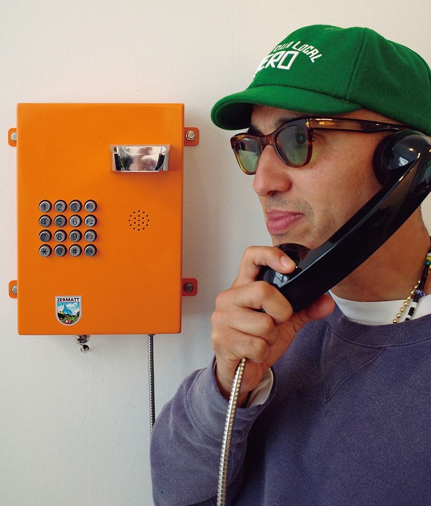 鯖江のメガネ工場には素晴らしい技術を持つ職人がいた。1960年代のフランスのスタイルをベースにしながら、ほんのわずかに現代向けにアレンジして作ったのがこのメガネだ。