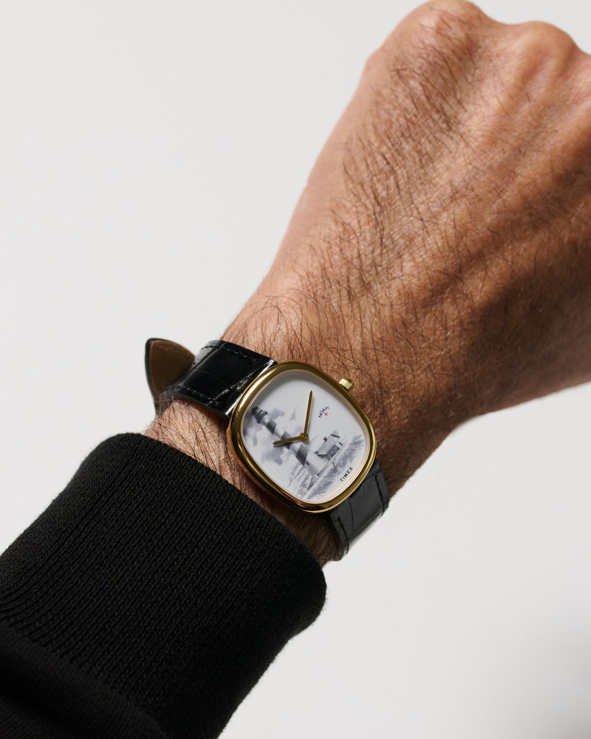 ジャケットやシャツの袖への収まりもいい。【NOAH × TIMEX】 Lighthouse Watch 3万9600円／ノア（ https://noahny.jp ）
