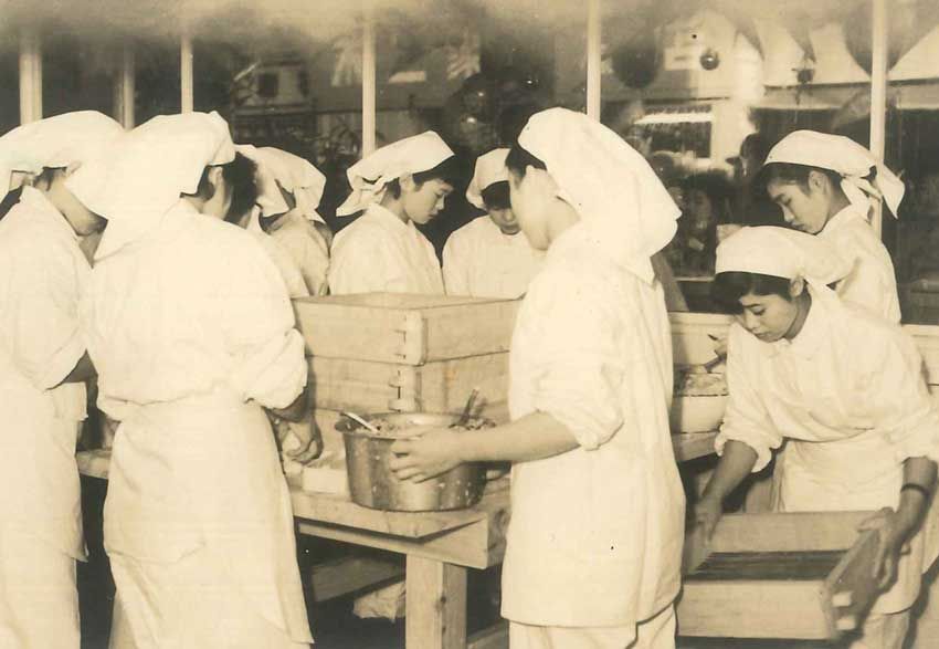 蓬莱食堂で食事をする親子。子どもは豚まんを頬張っている