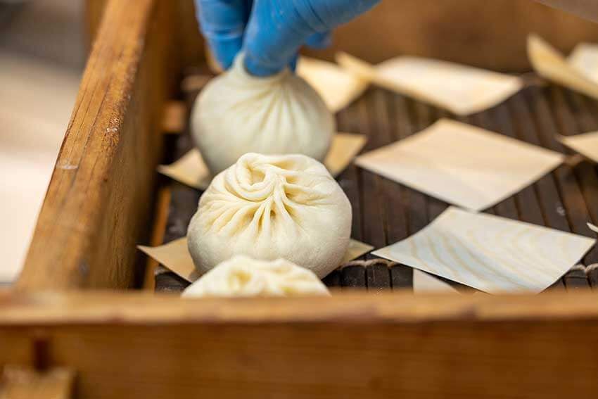 「ザブトン」とよばれる、豚まんの下に敷かれた薄い松もよい香りを添えている