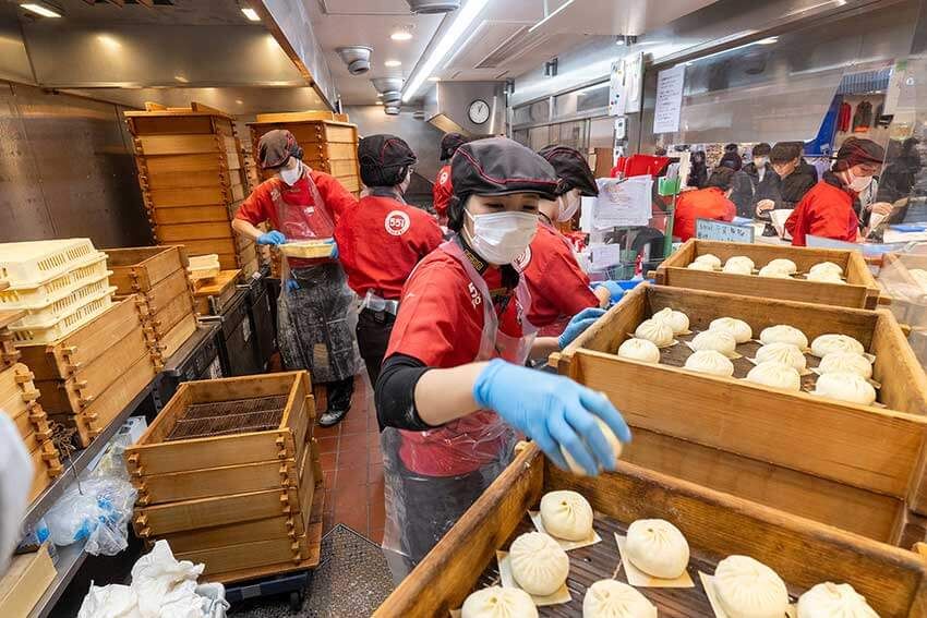 客から見える場所で、次々と豚まんが出来あがっていく、本店の厨房の様子