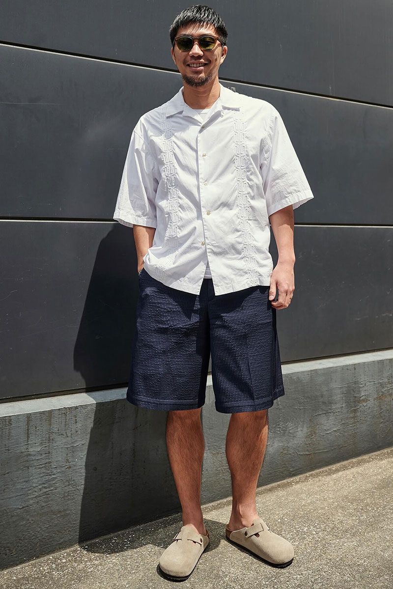 シャツ、Tシャツ＝イト　パンツ＝セラードアー　シューズ＝ビルケンシュトック　眼鏡＝オリバーピープルズ　バングル＝エルメス