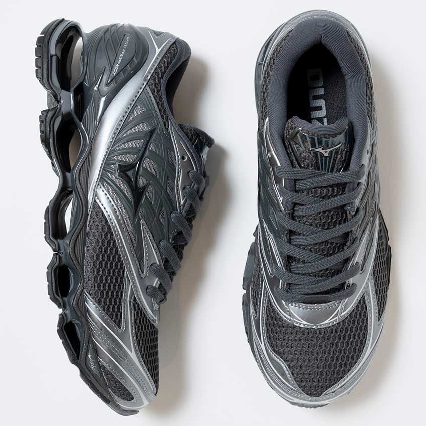 「ウエーブ プロフェシー LS」2万9700円／ミズノ スポーツスタイル（ミズノお客様相談センター　0120-320-799）.