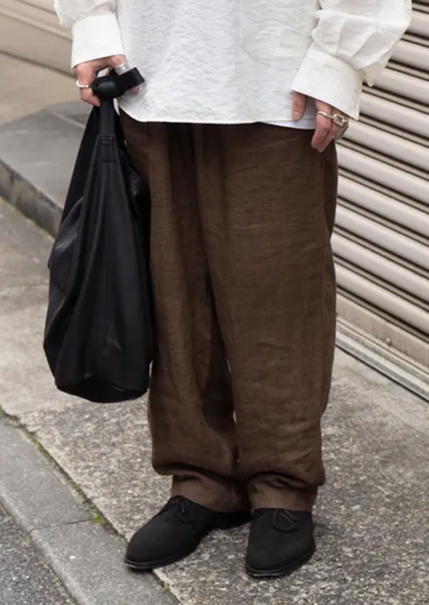 “ゆるパン”はシャツ合わせで程度に引き締める！街の大人たちが示した絶妙な匙加減 - 1枚目の画像