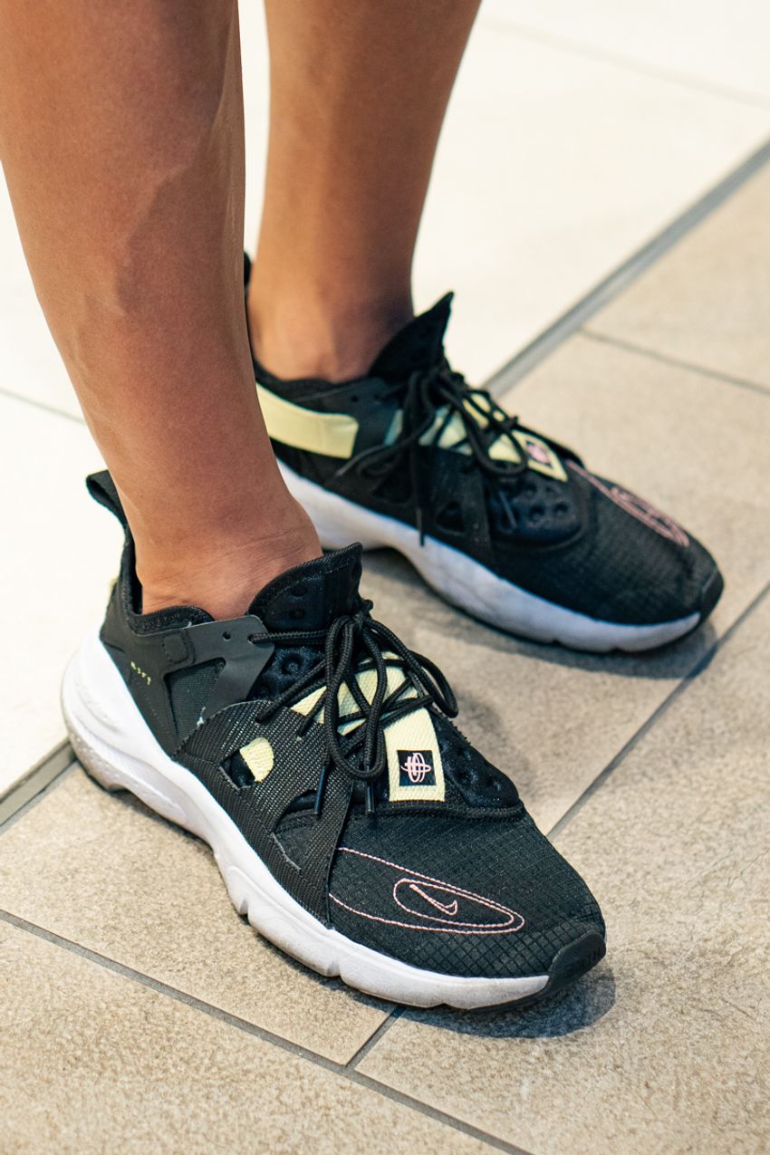 ニルヴァーナ、ピンク・フロイドetc.“バンドT”の大人っぽい選択と着こなしをスナップで - 11枚目の画像