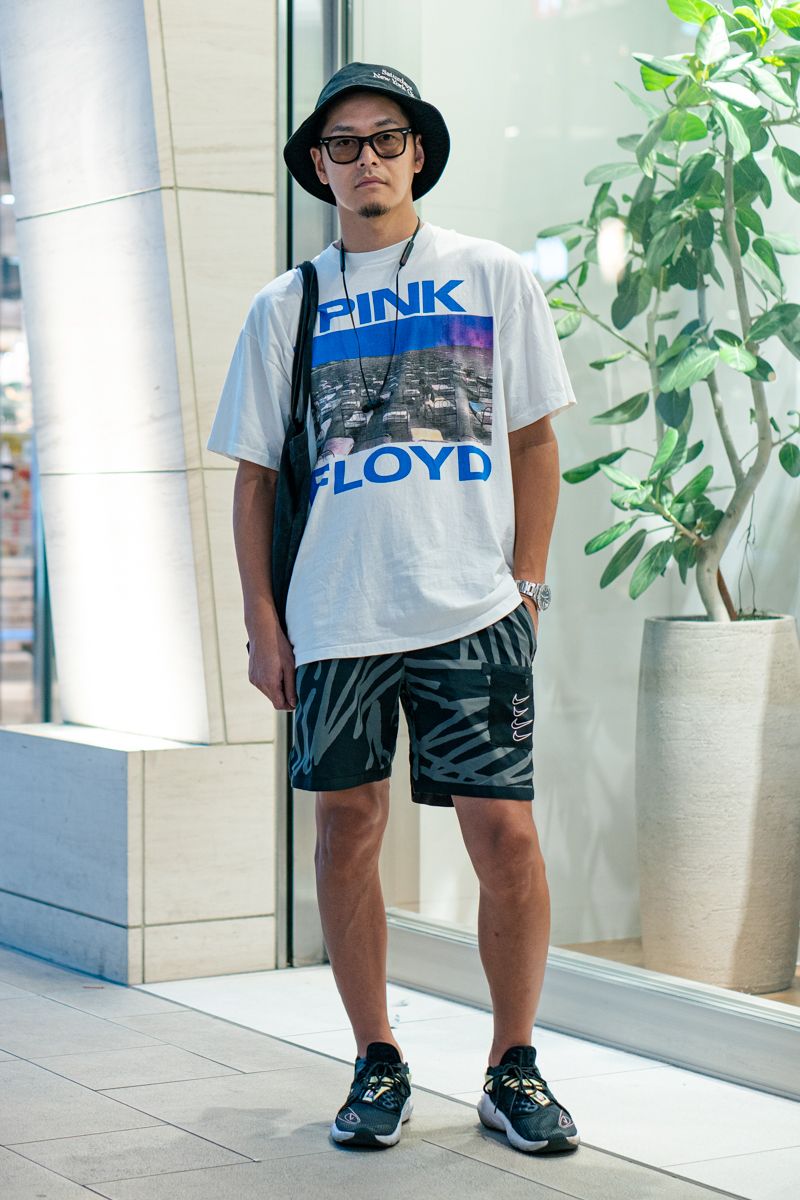 Tシャツ=古着 パンツ、シューズ=ともにナイキ 帽子=サタデーズニューヨークシティ 眼鏡=レイバン バッグ=サタデーズニューヨークシティ 腕時計=タグホイヤー