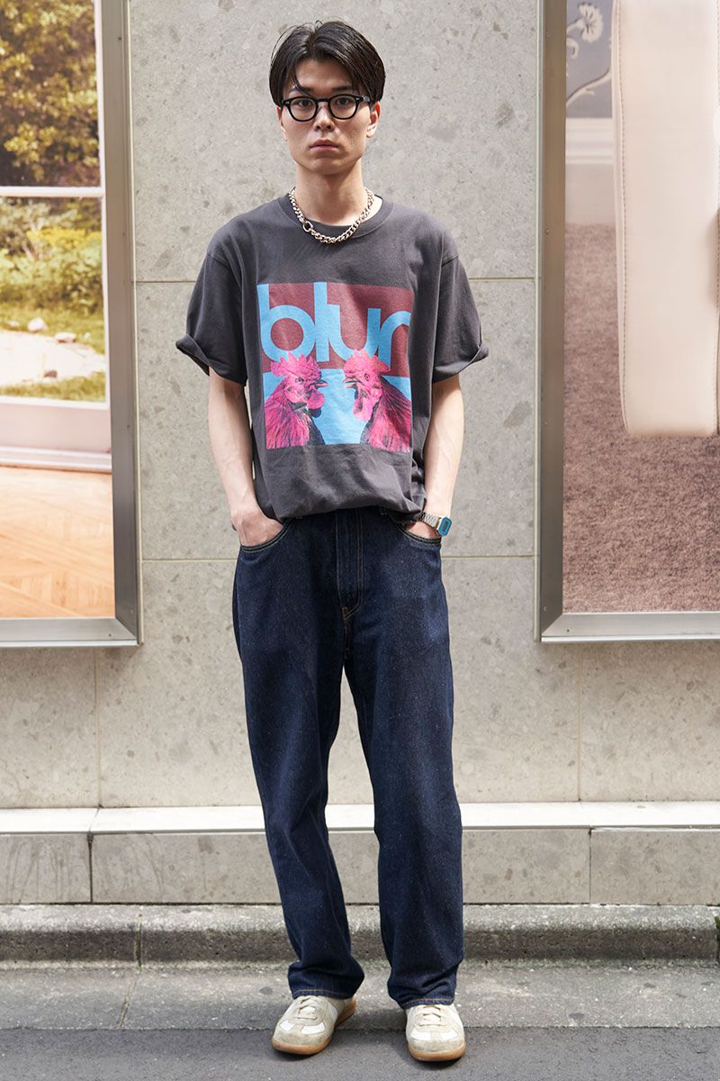 Tシャツ=ビオトープ パンツ=リーバイス×ビオトープ シューズ=メゾンマルジェラ 眼鏡=ジュリアスタートオプティカル 腕時計=カシオ ネックレス=マーティンアリ リング=ケイシゲナガ