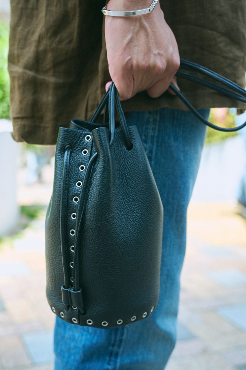 ブリーフィング、ポーターetc.トレンド真っ盛り「ミニバッグ」の人気ブランドを街角スナップで - 7枚目の画像