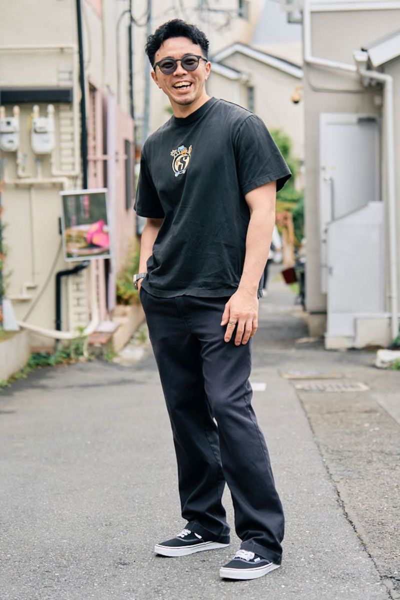 Tシャツ=ステューシー パンツ=ディッキーズ シューズ=ヴァンズ 眼鏡=スノーピーク 腕時計=アップル リング=不明