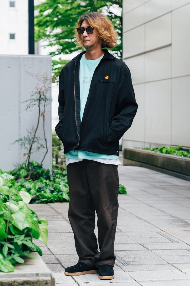 ジャケット＝セオリーズ　Tシャツ＝シュア　カットソー＝ノーブランド　パンツ＝ディッキーズ　シューズ＝ビューティフルプラネット　眼鏡＝イージーミス