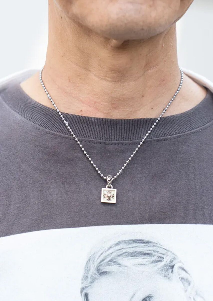 【40〜50代】大人の「クロムハーツ」は“さりげなく”が正解！。初夏コーデに取り入れたスナップ好例3選 - 1枚目の画像