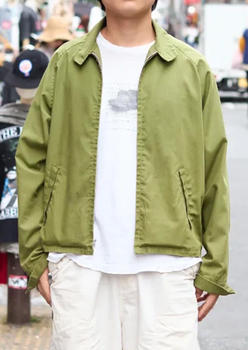 武骨で洗練された人気カラー「白×オリーブ」。街角の人はコーデにどう取り入れてた？ - 1枚目の画像