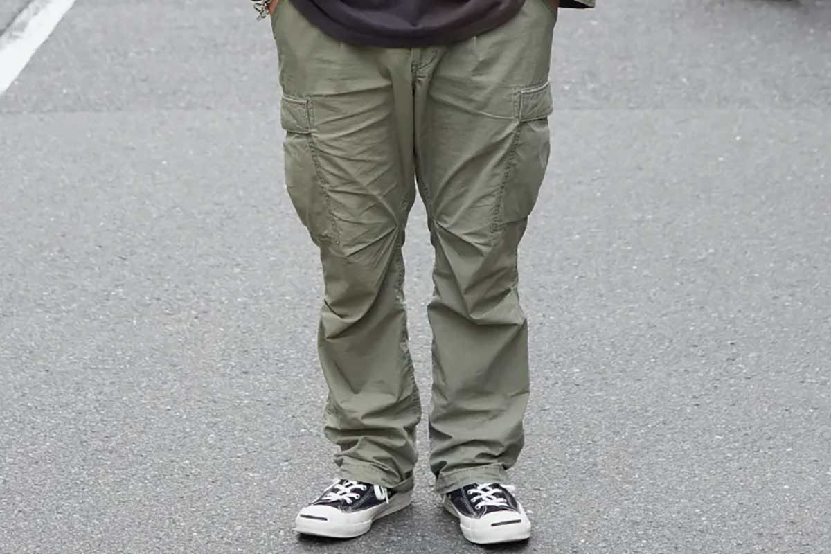 カーキのカーゴパンツ、大人はどうはく？ロエベのシャツ