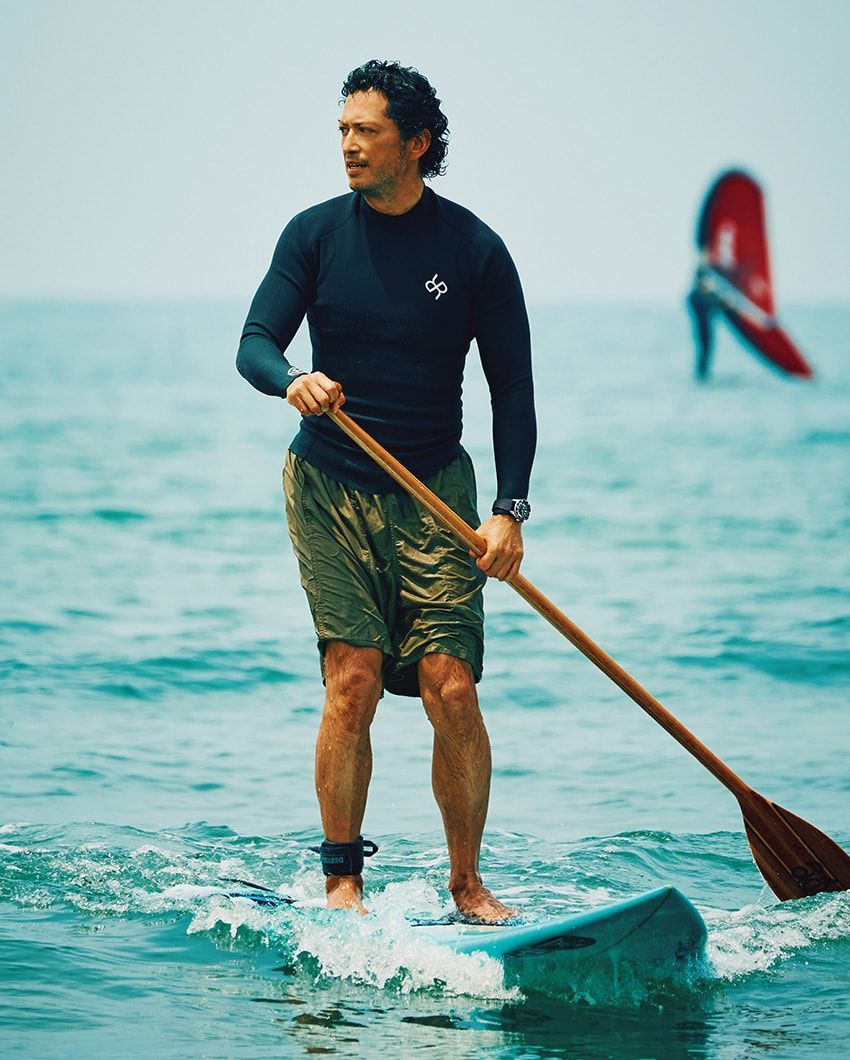 池内博之●1976年、茨城県生まれ。アクションから時代劇までさまざまな作品で活躍を続ける俳優。趣味は外遊び全般。その範囲はキャンプ、ゴルフから畑仕事まで実に幅広い。今回撮影したSUP(スタンドアップパドル)も長く楽しんでいる趣味のひとつ。オーシャンズで連載中の「池内博之のノリ天」もお見逃しなく。腕時計「NB6021-17E」11万5500円/シチズン 0120-78-4807